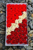 Набор цветов Красный микс. Розы номер 7/8 - 20 шт, сакура кремовая - 10 шт. Упаковка 50 шт. Вес 570 гр