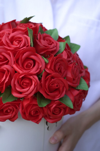 Букет из декоративных мыльных роз. 47 красных роз в белой коробке с бабочками. фото 2