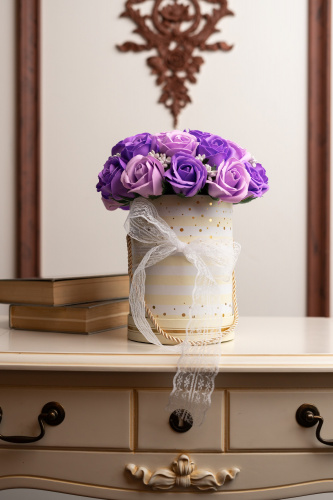 Букет мыльных ароматических цветов.  Цвет сиреневый в коробке с декором из кружева. фото 11
