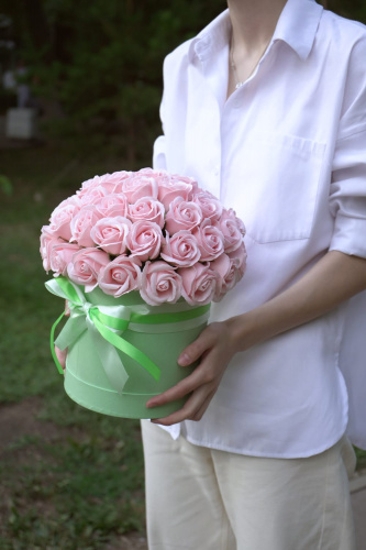 Букет из декоративных мыльных розовых роз. 51 роза в коробке. фото 2