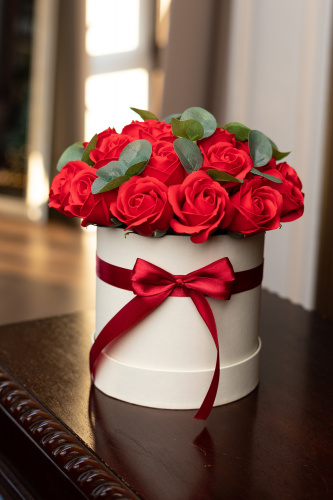 Букет красных роз с эвкалиптом в коробке.  фото 3