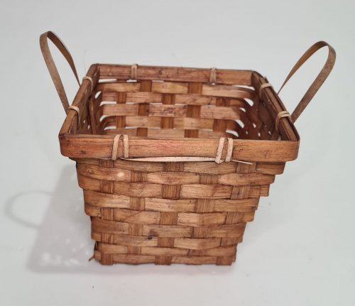 Кашпо плетеное . Цвет коричневый.