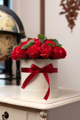 Букет красных роз с эвкалиптом в коробке.  фото 8