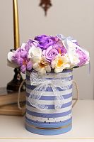 Букет ароматических мыльных цветов. Цвет сиреневый. Розы, пионы, хризантемы. Коробка с декором из кружева.
