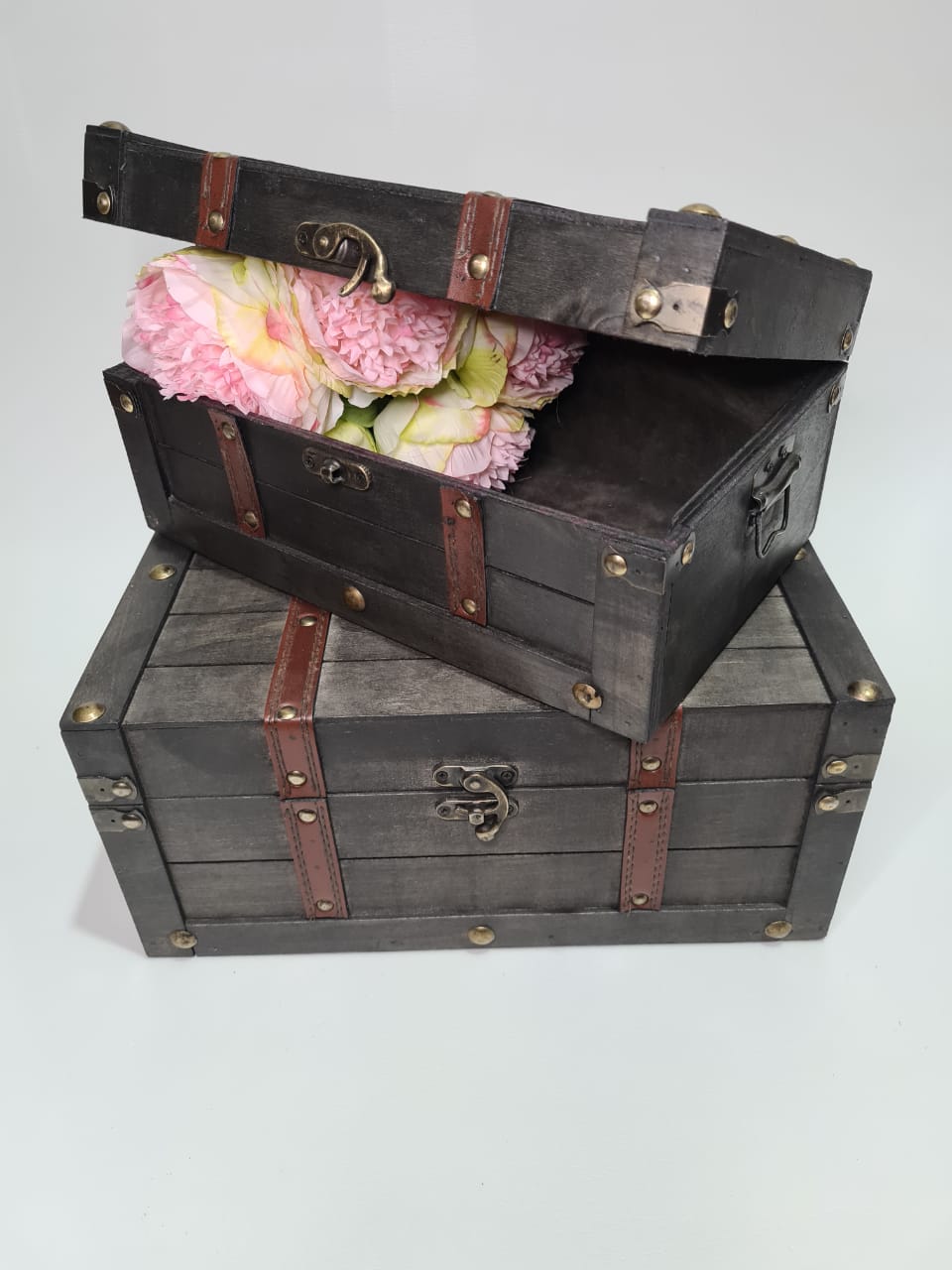 Деревянные ящики, сундуки, чемоданы